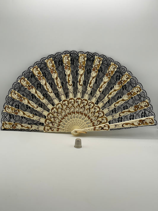 Abanico antiguo de pasta color hueso con adornos en dorado y encaje negro