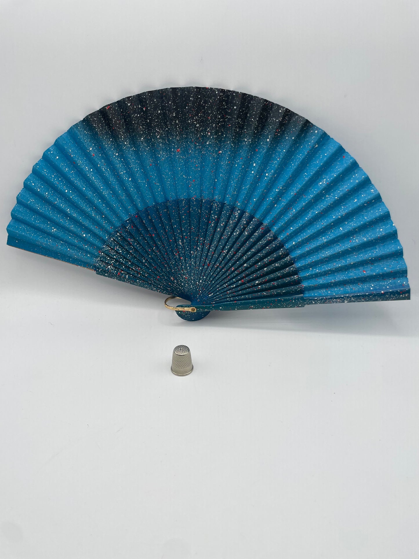 Abanico de madera años 80, pintado a mano color azul