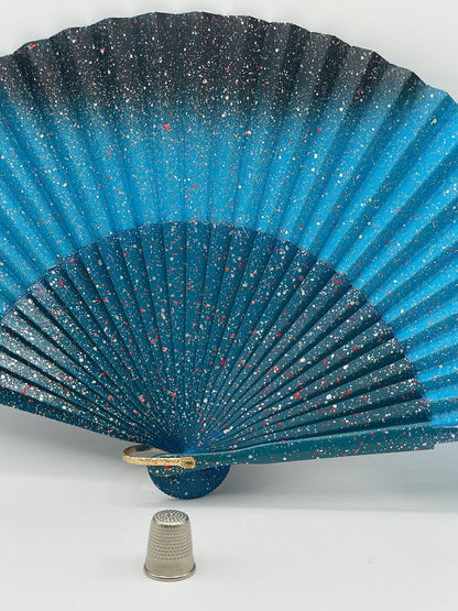 Abanico de madera años 80, pintado a mano color azul
