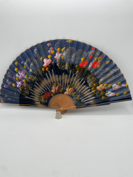 Abanico de madera calado pintado a mano color azul y dorado