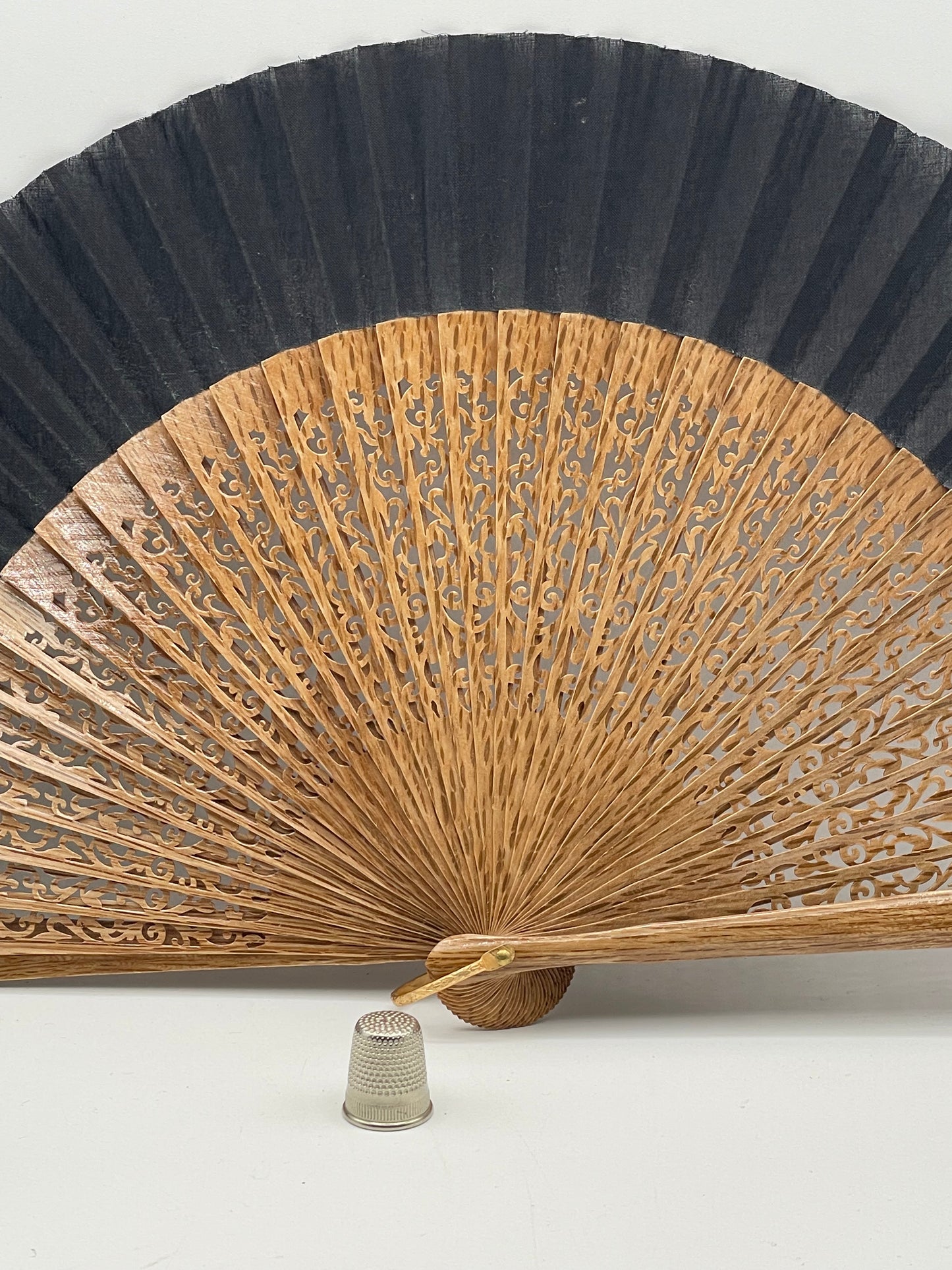 Abanico de madera calado color madera