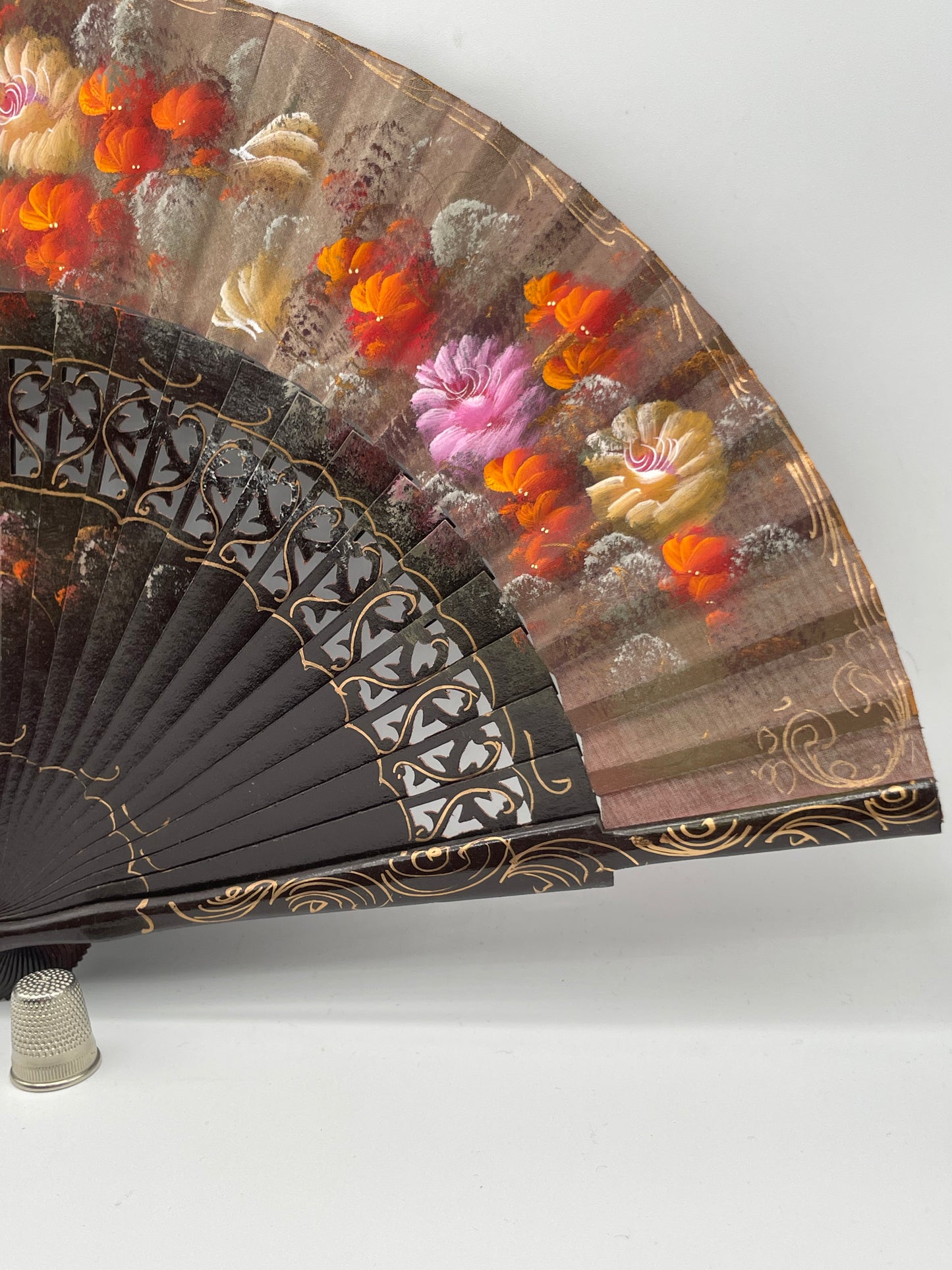 Abanico de madera calado pintado a mano color marrón