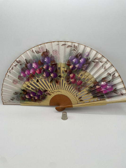 Abanico de madera pintado a mano color vainilla con flores en lila y morado