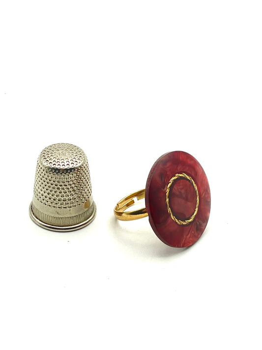 Anillo vintage de pasta color burdeos y dorado