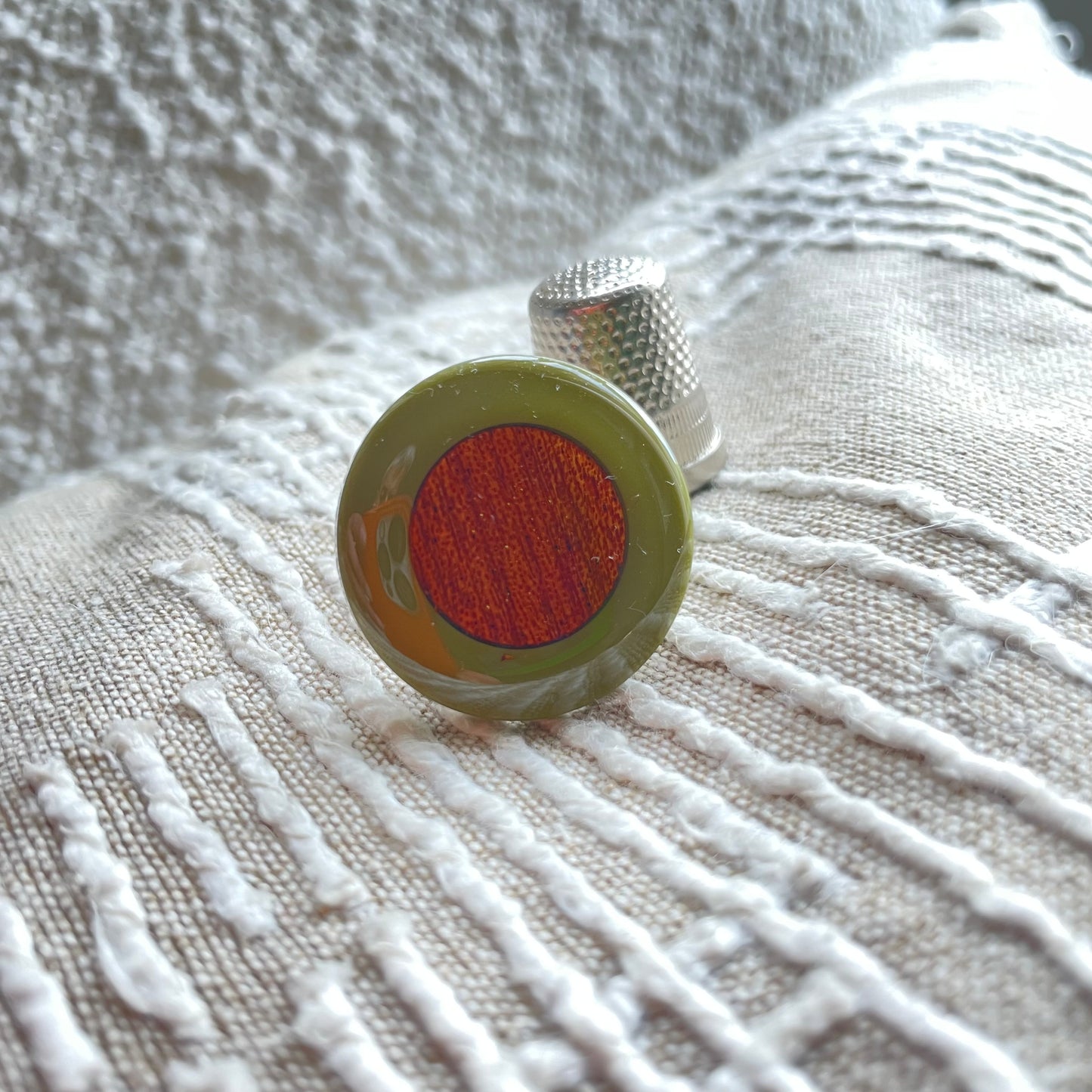 Anillo vintage de pasta color verde y madera