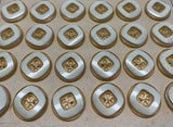 Cartón 48 botones vintage color blanco y base transparente