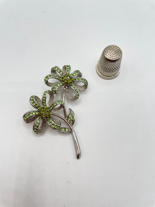 Broche de metal y strass con forma de flores