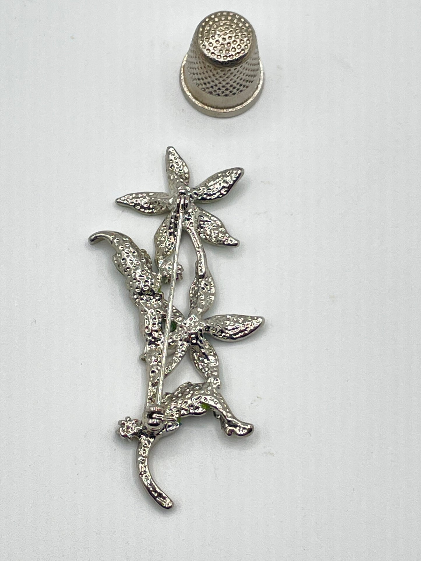 Broche de metal y strass con forma de flores