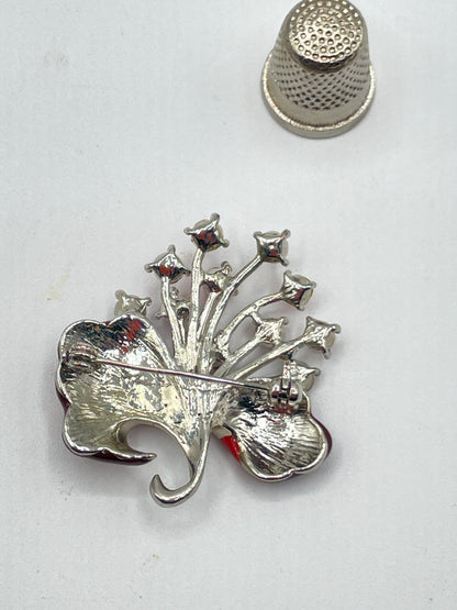 Broche de metal y strass con forma de ramillete de flores