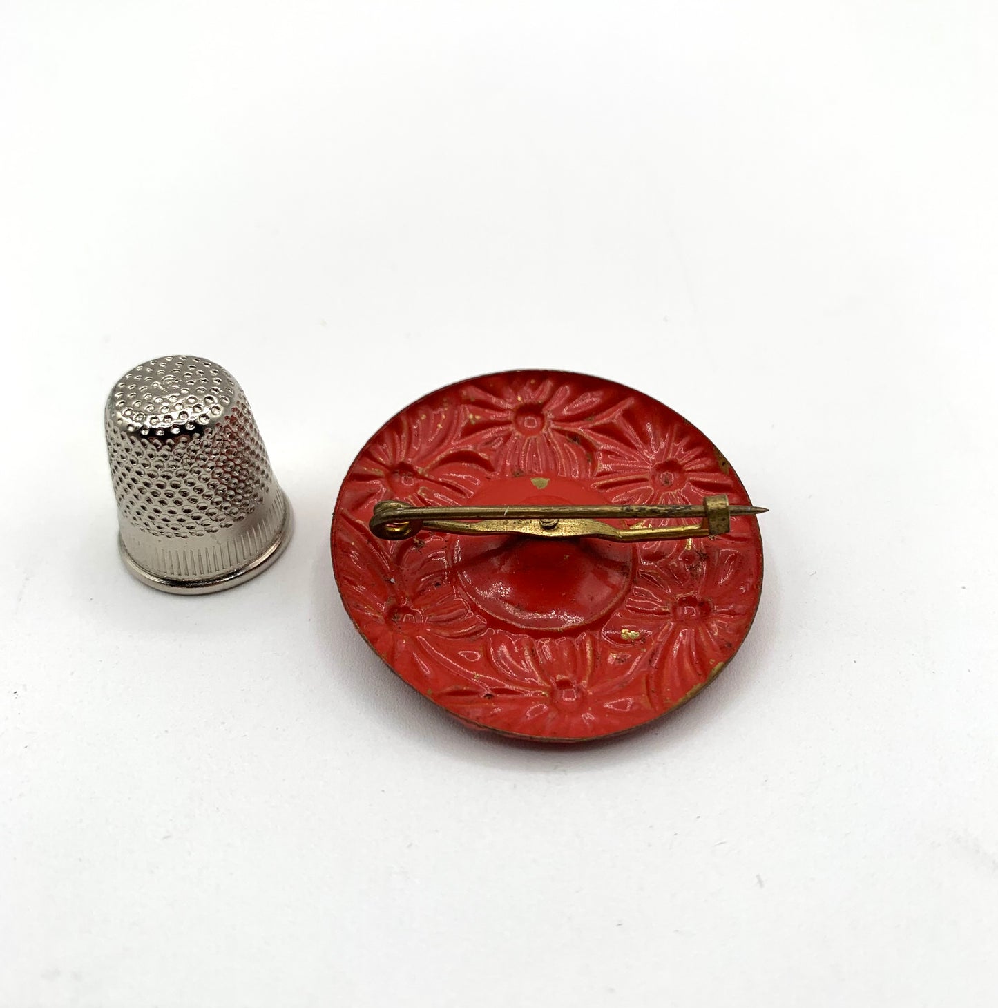 Broche vintage de metal color salmón/rojizo