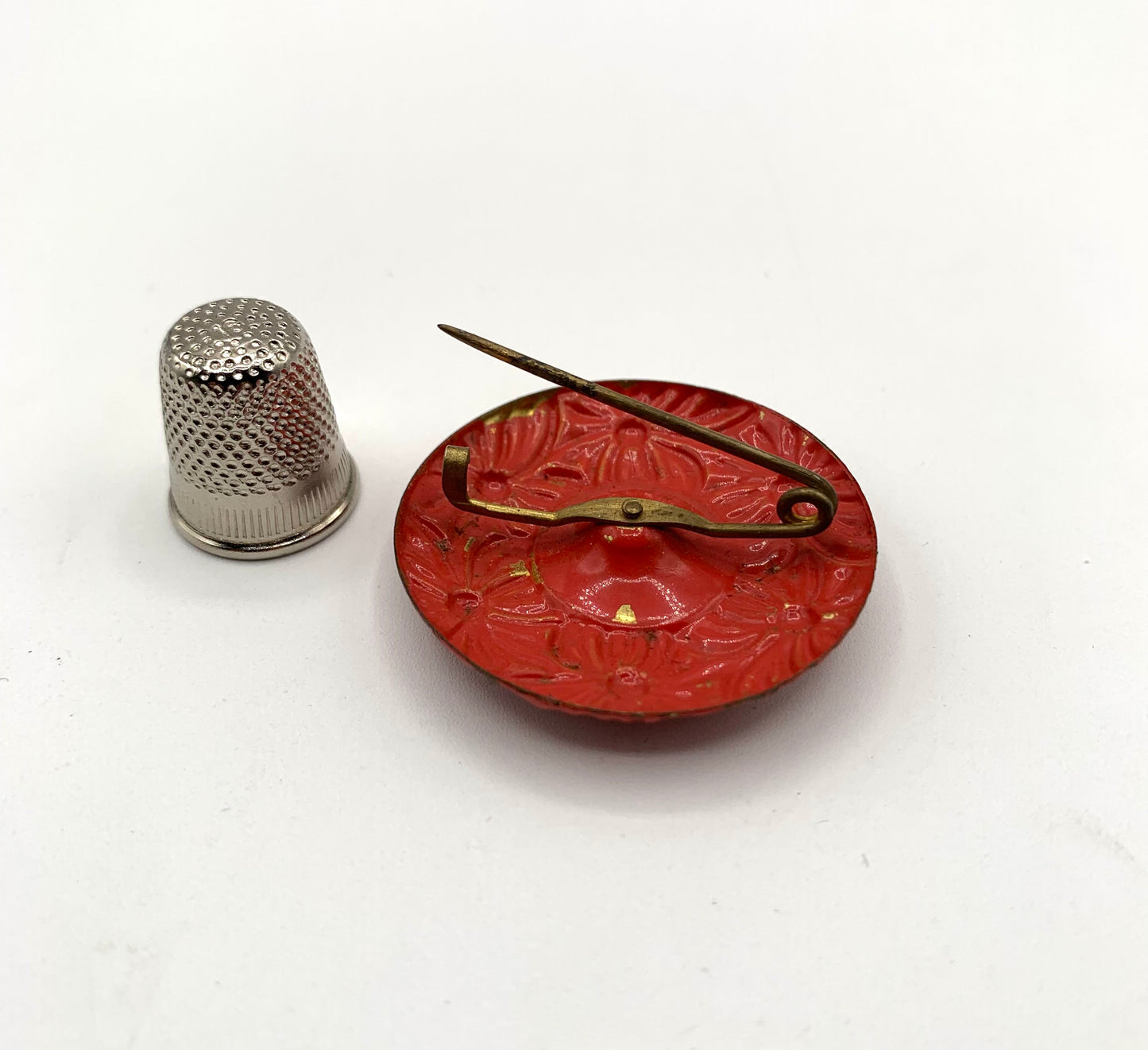 Broche vintage de metal color salmón/rojizo