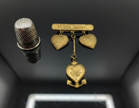 Broche vintage de metal dorado con forma de corazones