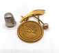 Broche vintage de metal dorado con forma de gong, dragón y espada