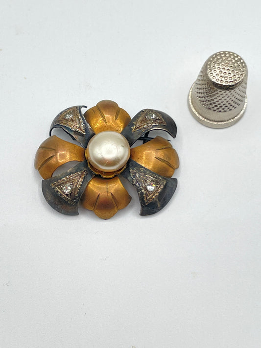 Broche vintage de metal, strass y perla de bisutería