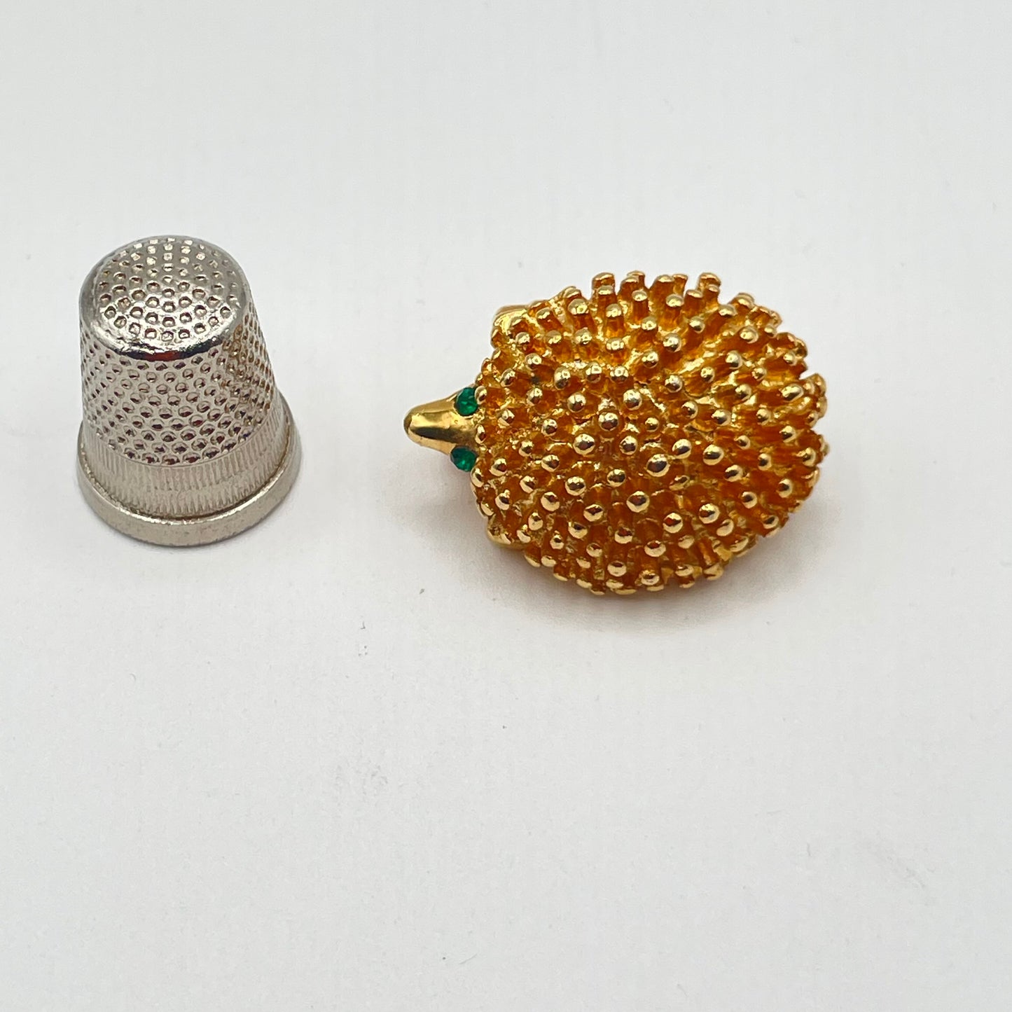 Broche vintage de metal y strass con forma de erizo
