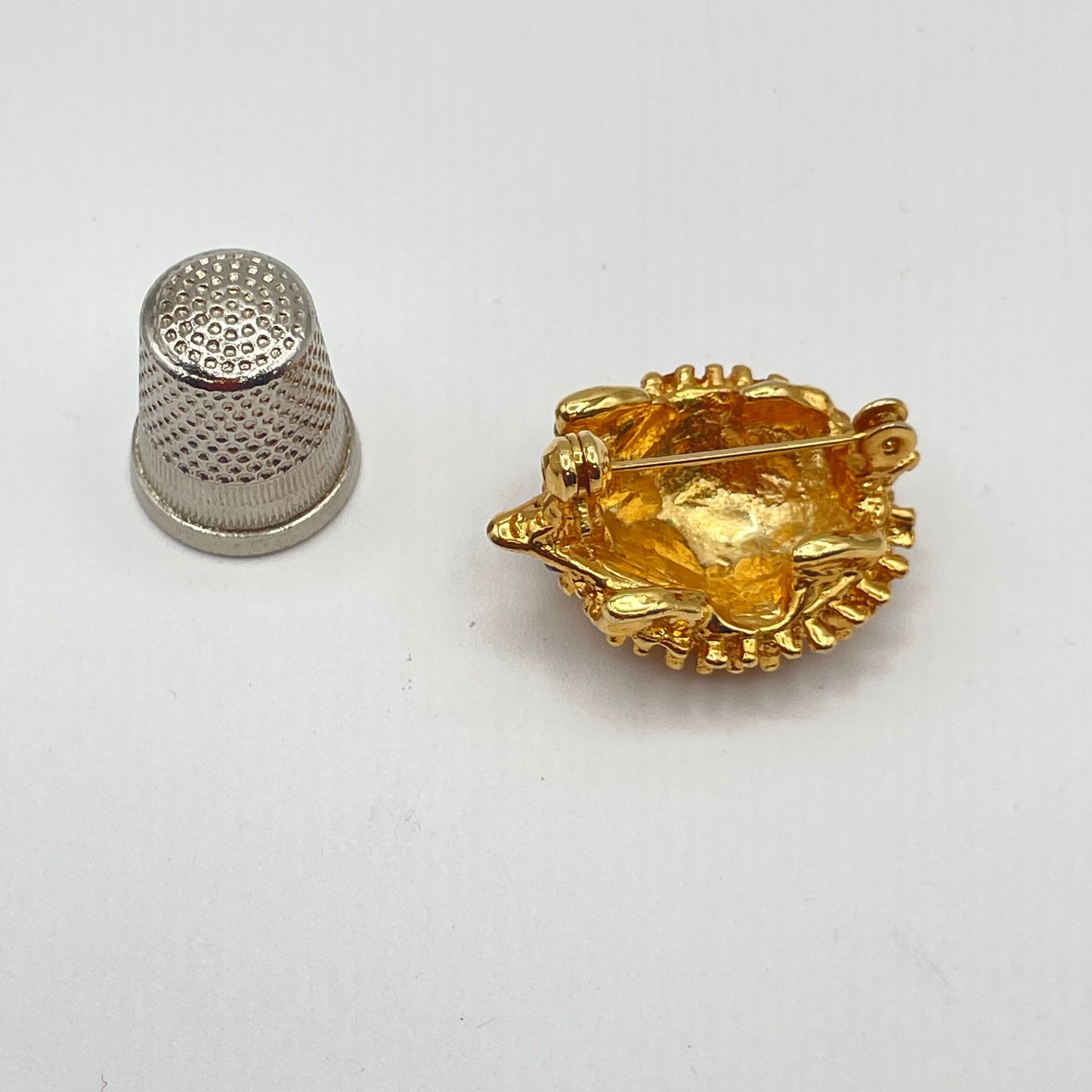 Broche vintage de metal y strass con forma de erizo