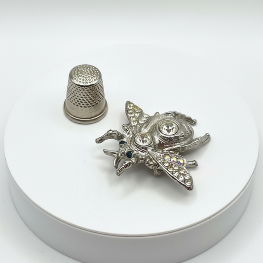Broche vintage de metal y strass con forma de insecto