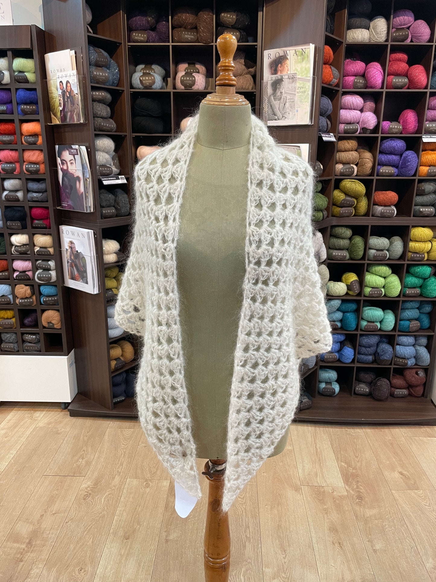 Chal del lana y mohair hecho a mano color blanco