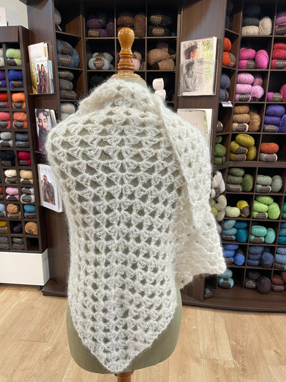 Chal del lana y mohair hecho a mano color blanco