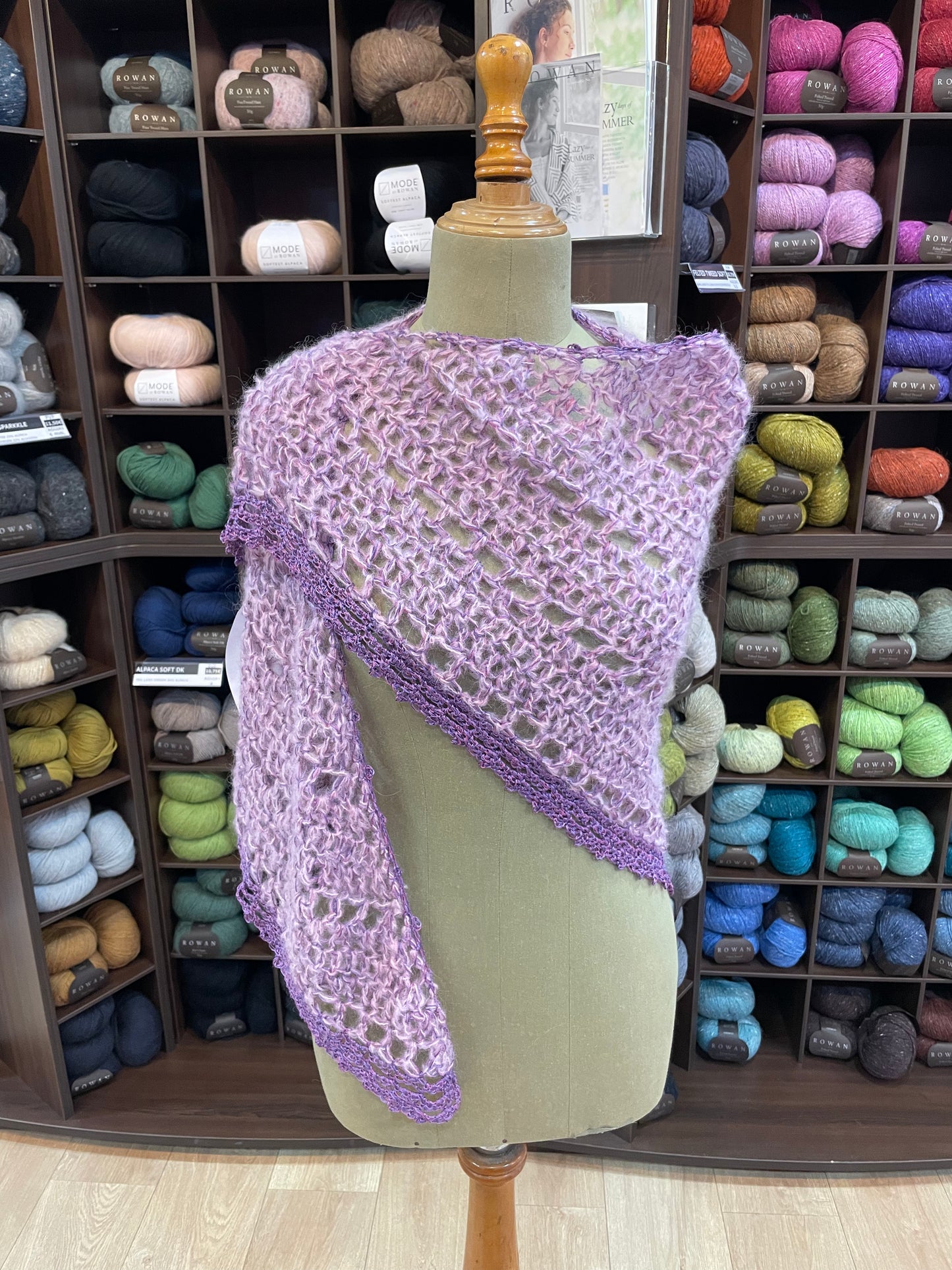 Toquilla / Chal de lana , mohair y seda hecho a mano color violeta