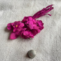 Ramillete de flores años 40 color fucsia