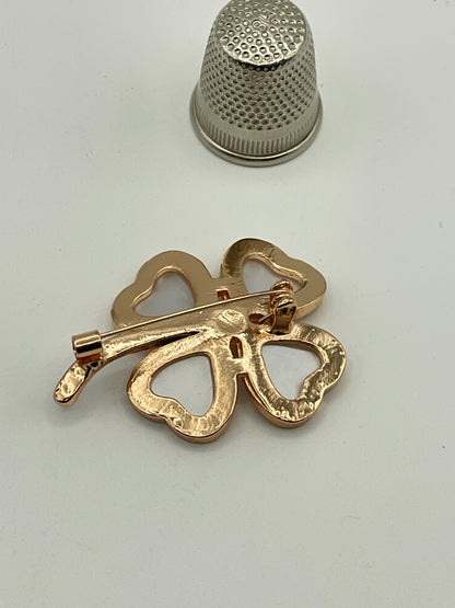 Broche de metal dorado con forma de flor