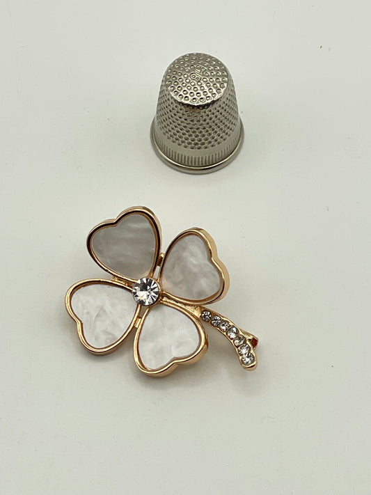 Broche de metal dorado con forma de flor