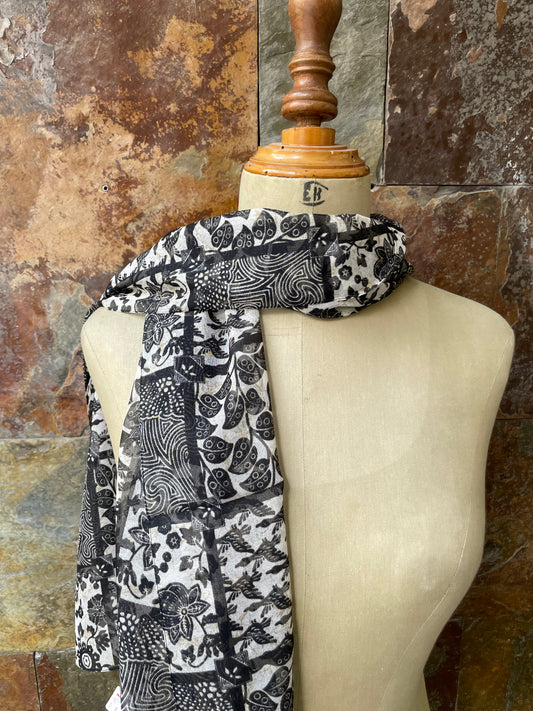 Foulard en tonos blanco y negro con motivos florales y geométricos