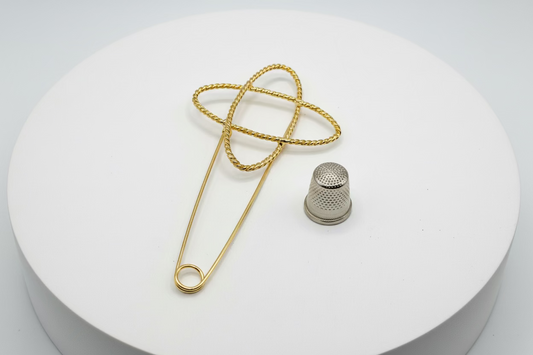 Broche grande tipo imperdible fantasía con forma de cruz