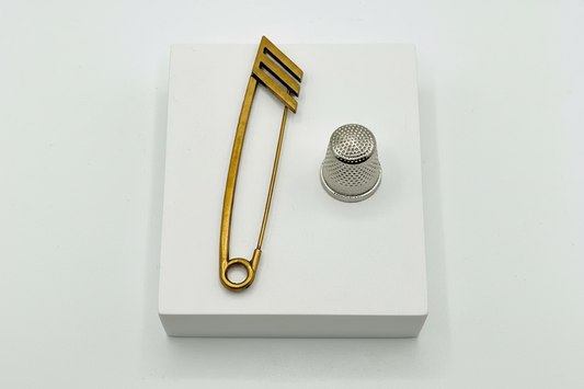 Broche tipo imperdible fantasía cabeza rayas diagonales