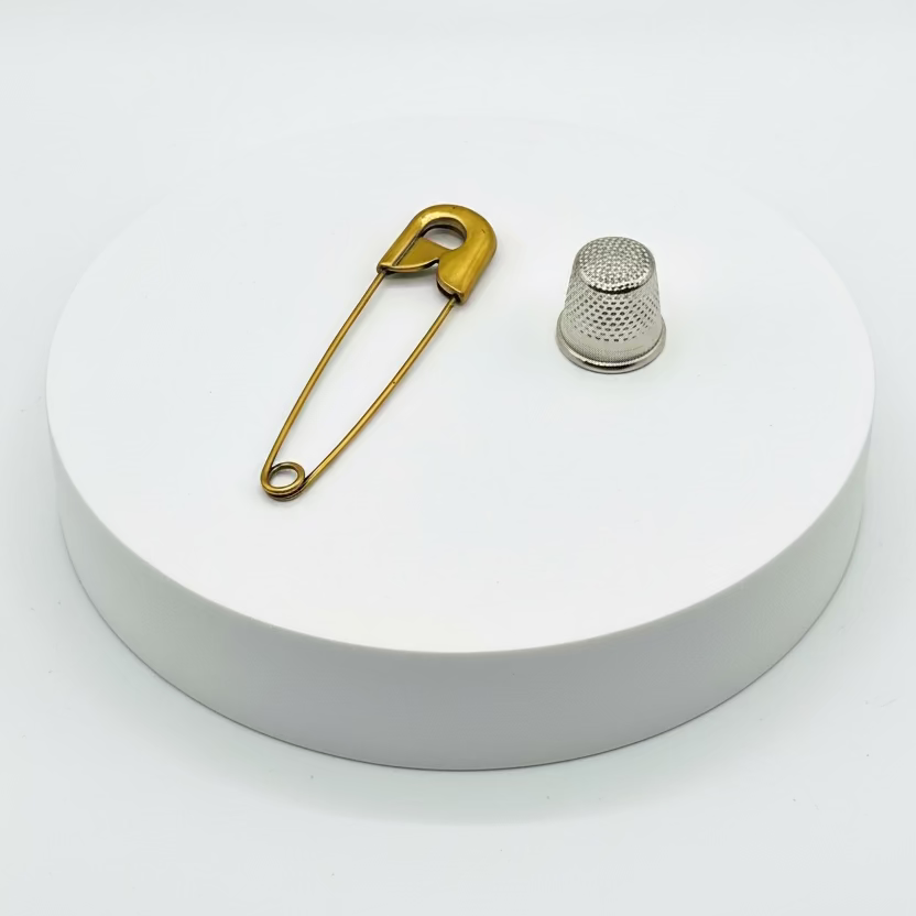 Broche tipo imperdible fantasía con diseño clásico