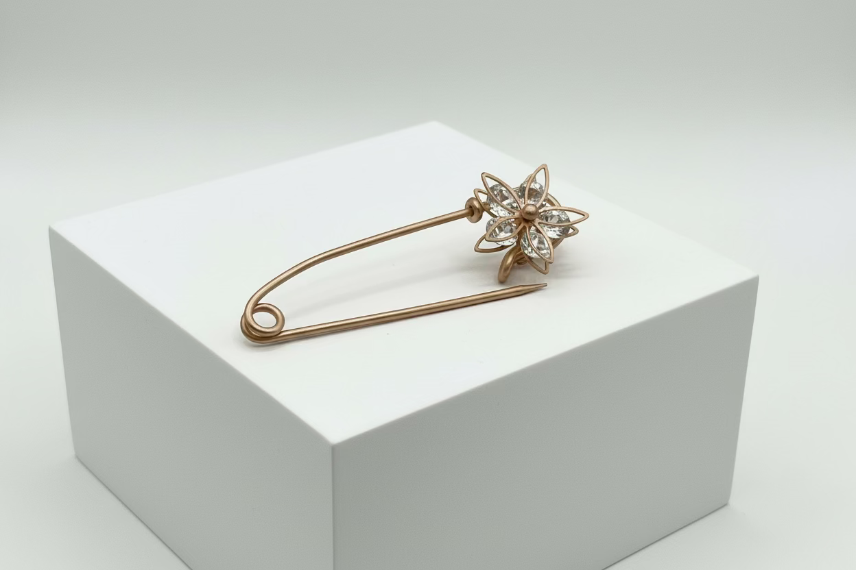 Broche tipo imperdible fantasía con forma de flor y strass
