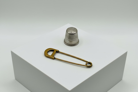 Broche tipo imperdible fantasía cabeza en forma de "D"