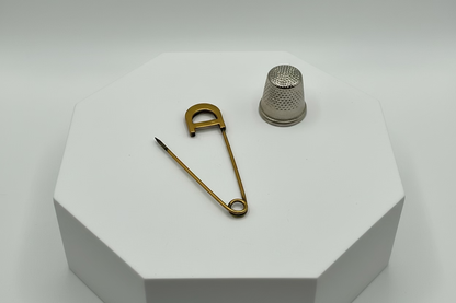 Broche tipo imperdible fantasía cabeza en forma de "D"