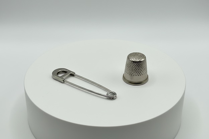 Broche tipo imperdible fantasía cabeza en forma de "D"