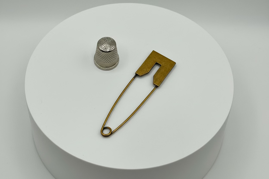 Broche tipo imperdible fantasía cabeza rectangular