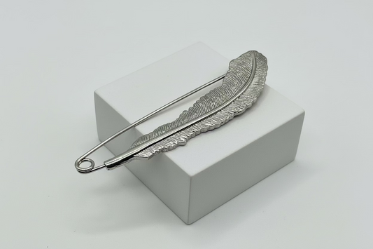 Broche tipo imperdible fantasía con forma de pluma