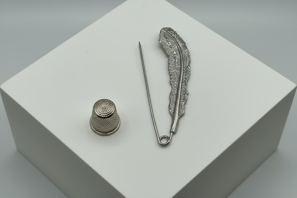 Broche tipo imperdible fantasía con forma de pluma