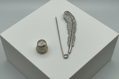 Broche tipo imperdible fantasía con forma de pluma
