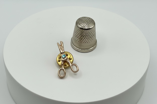 Broche de solapa/pin con forma de tijeras de costura y strass