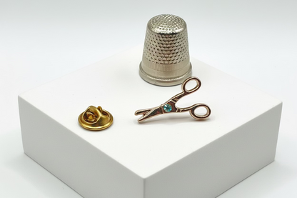 Broche de solapa/pin con forma de tijeras de costura y strass