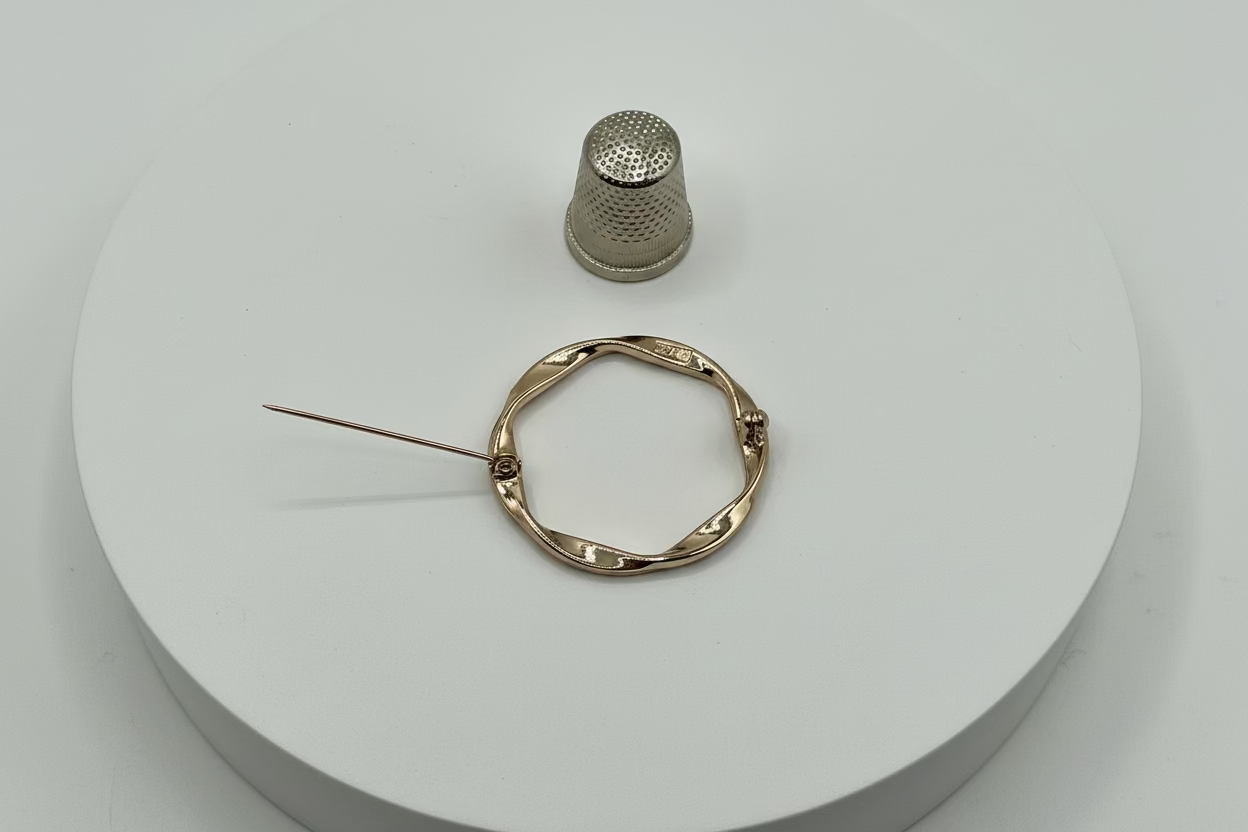 Broche tipo imperdible fantasía con forma circular trenzada
