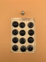 Cartón 12 botones vintage de pasta años 50 color gris y negro. Marca Hisla