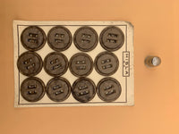 Cartón 12 botones vintage de pasta grandes, años 50 color café. Marca Hisla