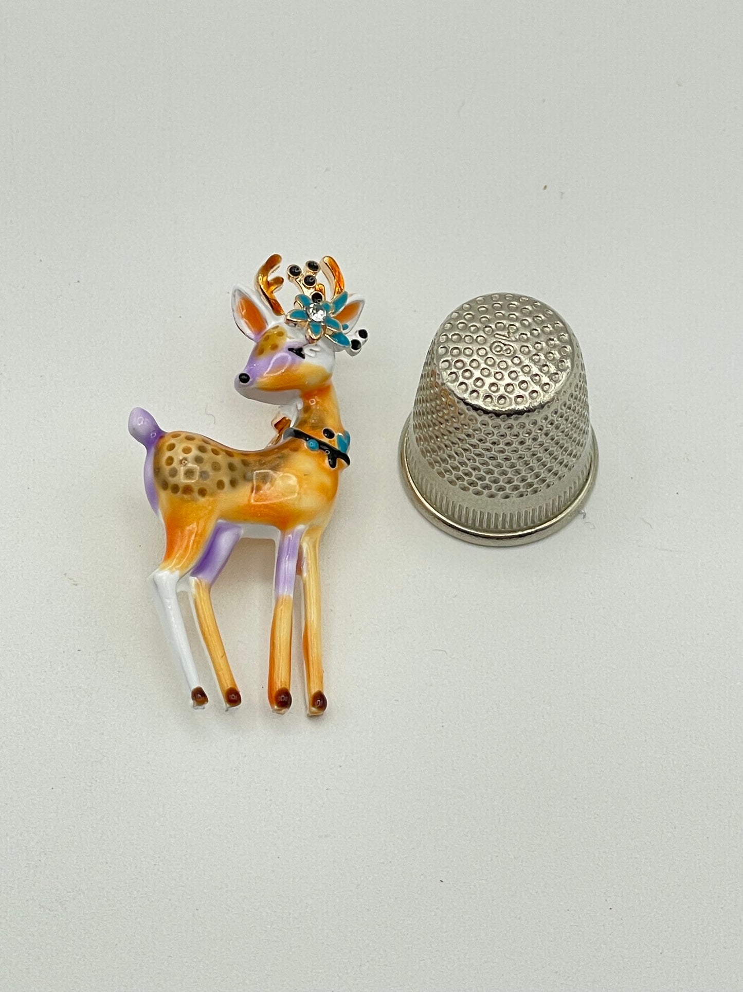 Broche de metal dorado con forma de cervatillo