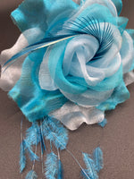 Flor de tela  y plumas color turquesa y azul claro