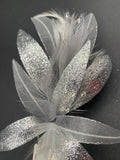 Flor de tela  y plumas color plata