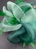 Flor de tela  y plumas color verde botella y verde mar