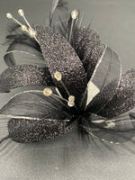Flor de tela  y plumas color negro