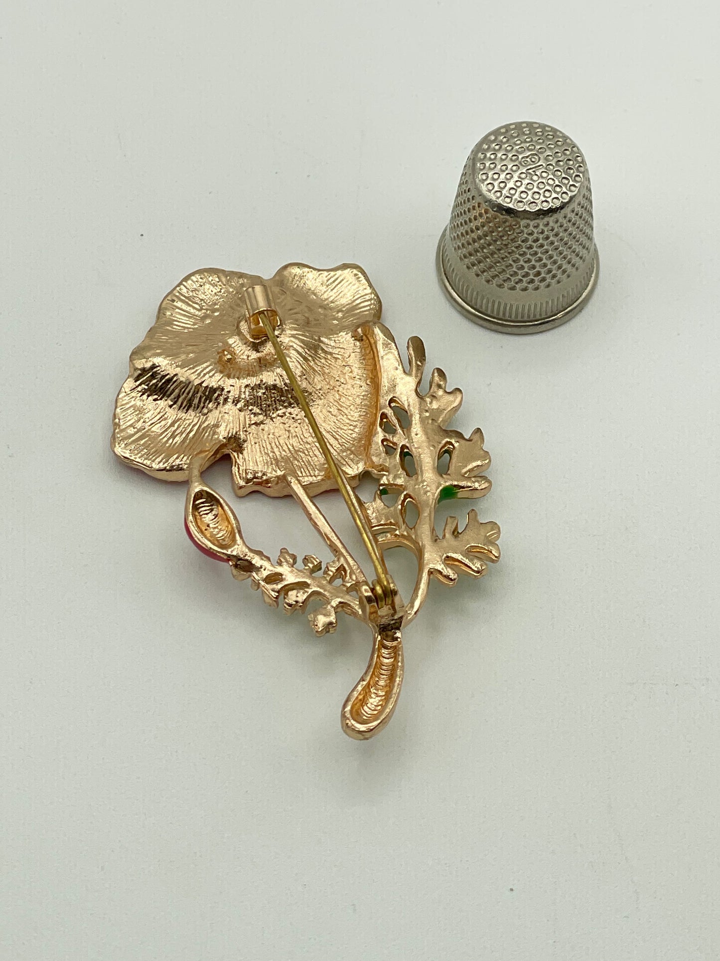 Broche de metal dorado y esmalte con forma de amapola